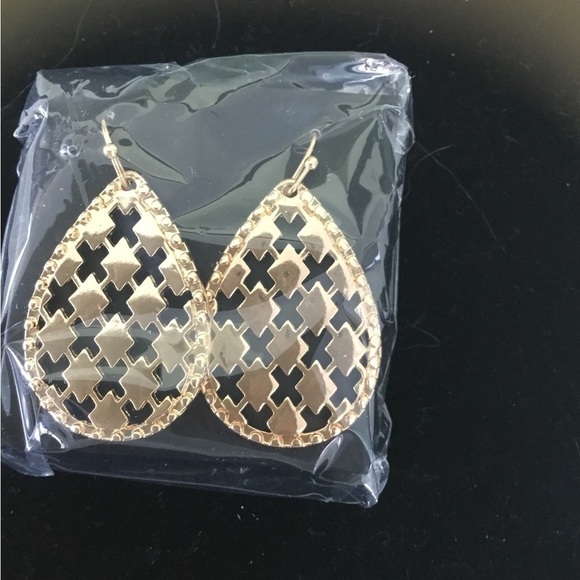 Avon Uniquely Designed Goldtone teardrop earrings - Picture 5 of 8